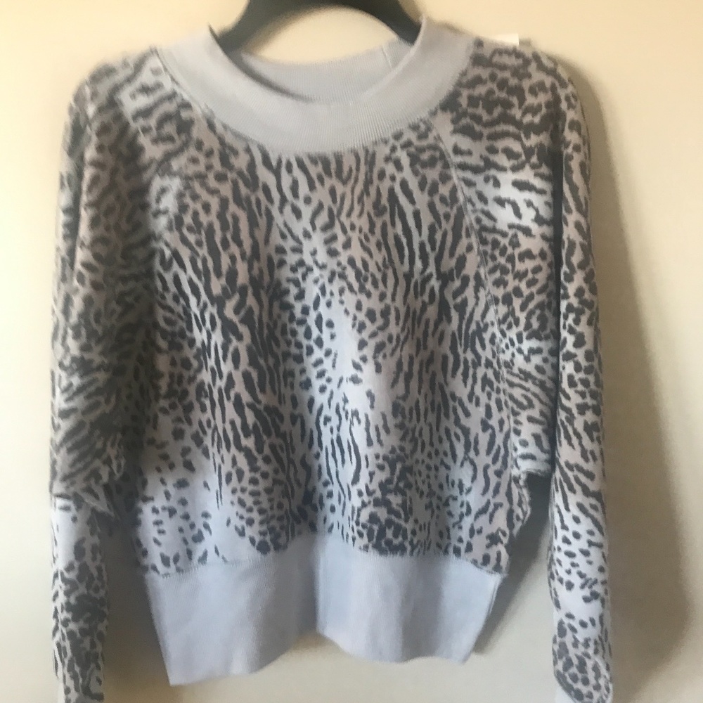NEW!! Dari Grey/Multi Leopard Print Crop Top. Medium.